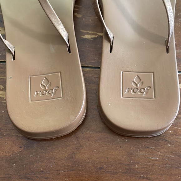 Reef light brown sandals (sz 10) - Picture 2 of 10